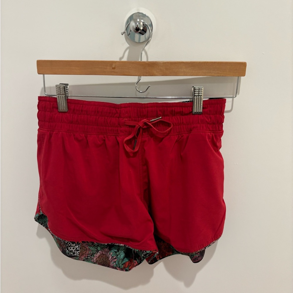 Lululemon ‘Choose a Side’ Reversible Mid-Rise short in size 6